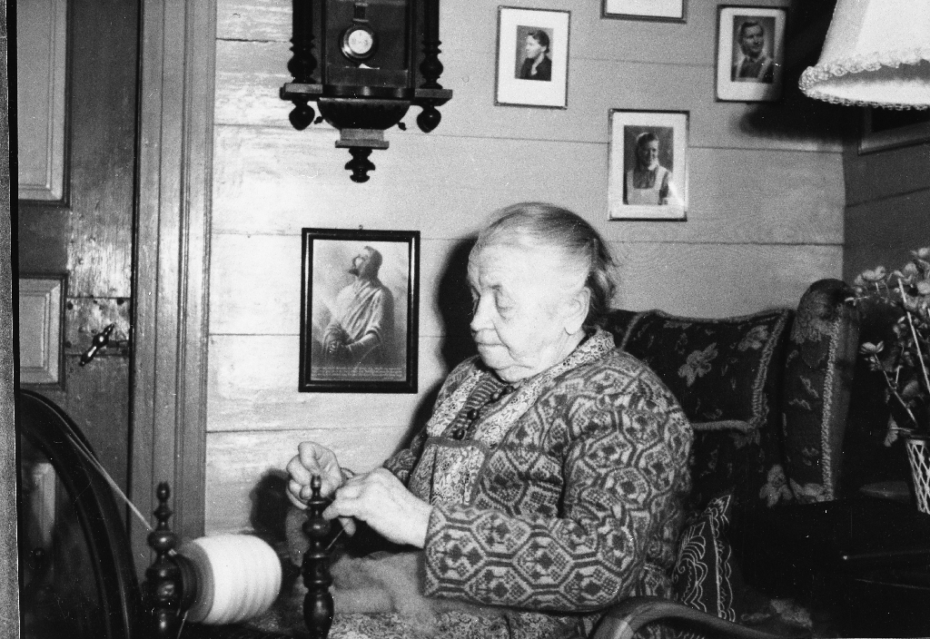 Pauline Frøyland (11.9.1884 - 12.4.1969) ved rokken i stova på Frøyland.
Sjå også 1990.1TIM.2.001