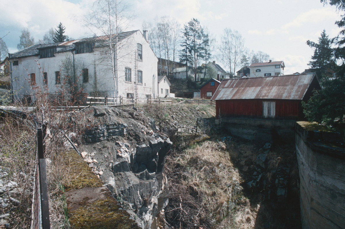 Lillehammer.  Sliperivegen.  Sorgendal Mølle (hvitt hus) og det røde uthuset til høyre ble revet for å bygge tunnel for Mesnadalsvegen.  Påbegynt tunnelinngang ses i forgrunnen.  Sett mot øst.