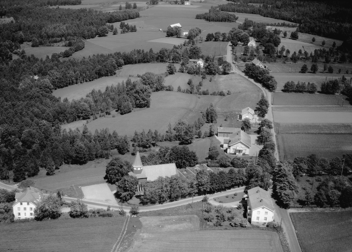 Flygfoto över Bonstorp och Bondstorps kyrka i Jönköpings län. Nr 1104/1961