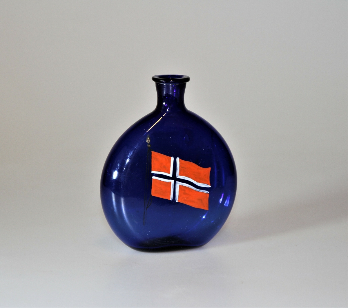 Lommeflasken har et påmalt norsk flagg.
