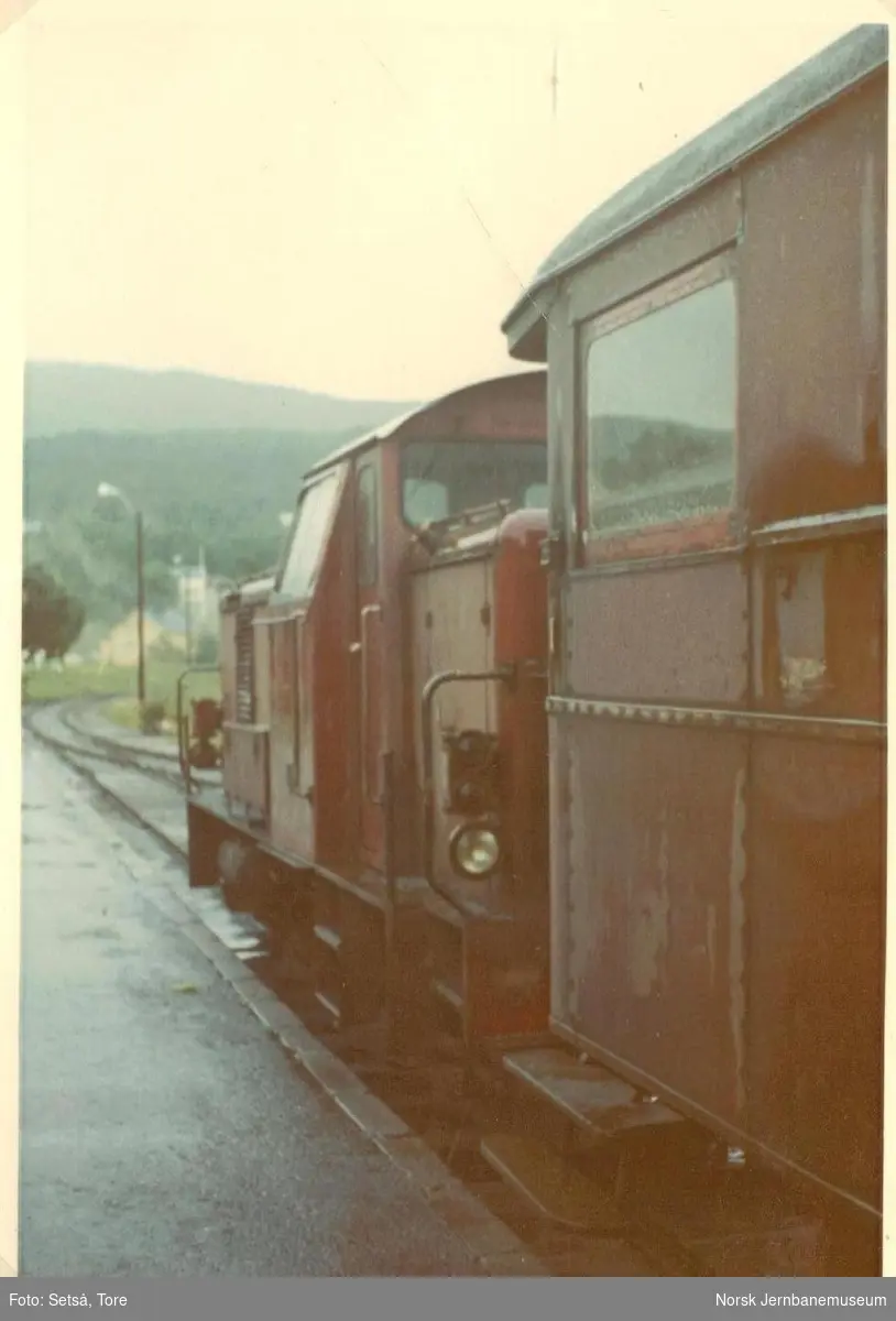 Sulitjelmabanens diesellokomotiv SAULO på Finneid og en personvogn hensatt på Finneid stasjon etter banens nedleggelse