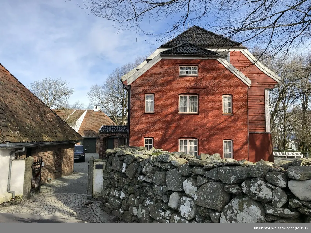 Ledaal ble bygget som lystgård for Kiellandfamilien i årene 1799-1803. Byggherre var Gabriel Schanche Kielland, eieren av et av landets største handelshus. Huset ble opprinnelig brukt som sommerbolig og lystgård, men ble etter hvert familiens helårsbolig.