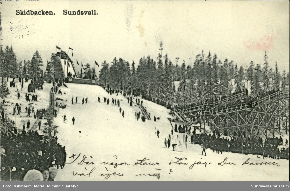 Vykort med motiv över vinteridrottsfesten i Sundsvall. Med texten: Skidbacken Sundsvall.
