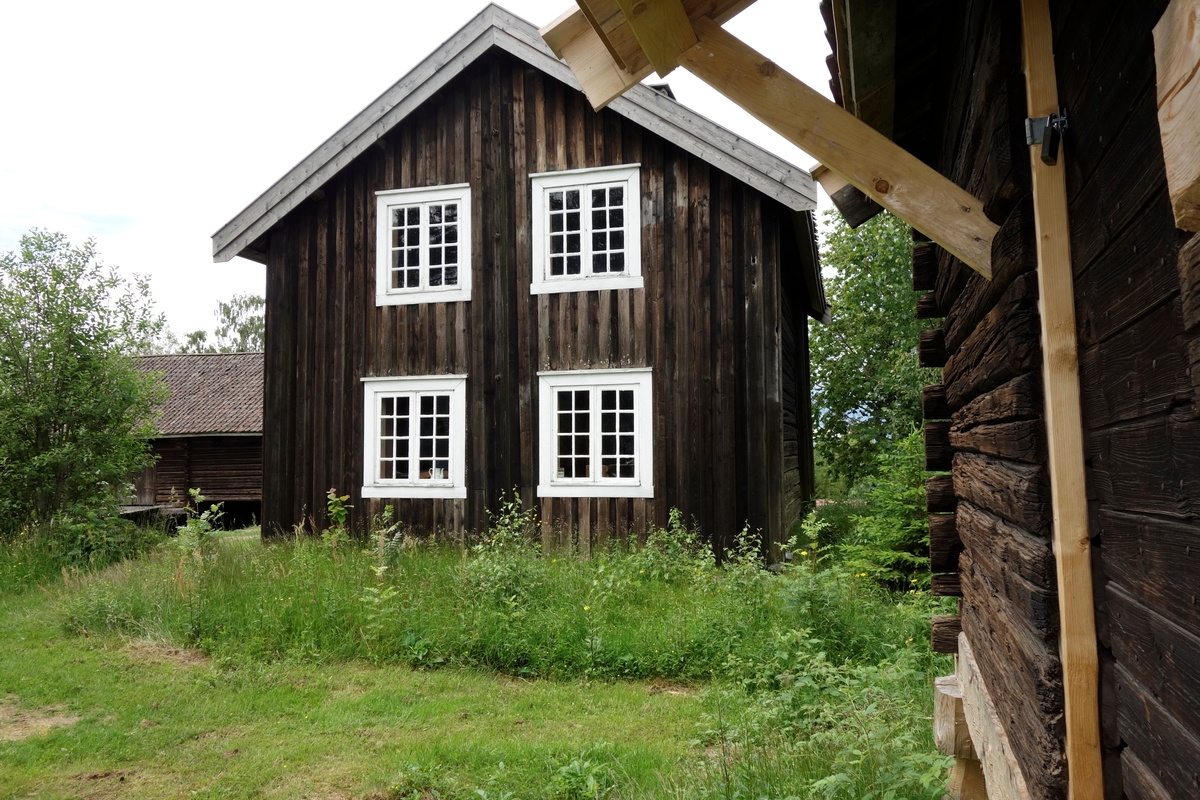 Bygning fra Taraldstun Jøndal. Brukt som kårstue, drengestue, bryggerhus og hønsehus. Flyttet og oppført ca. 1960-70.