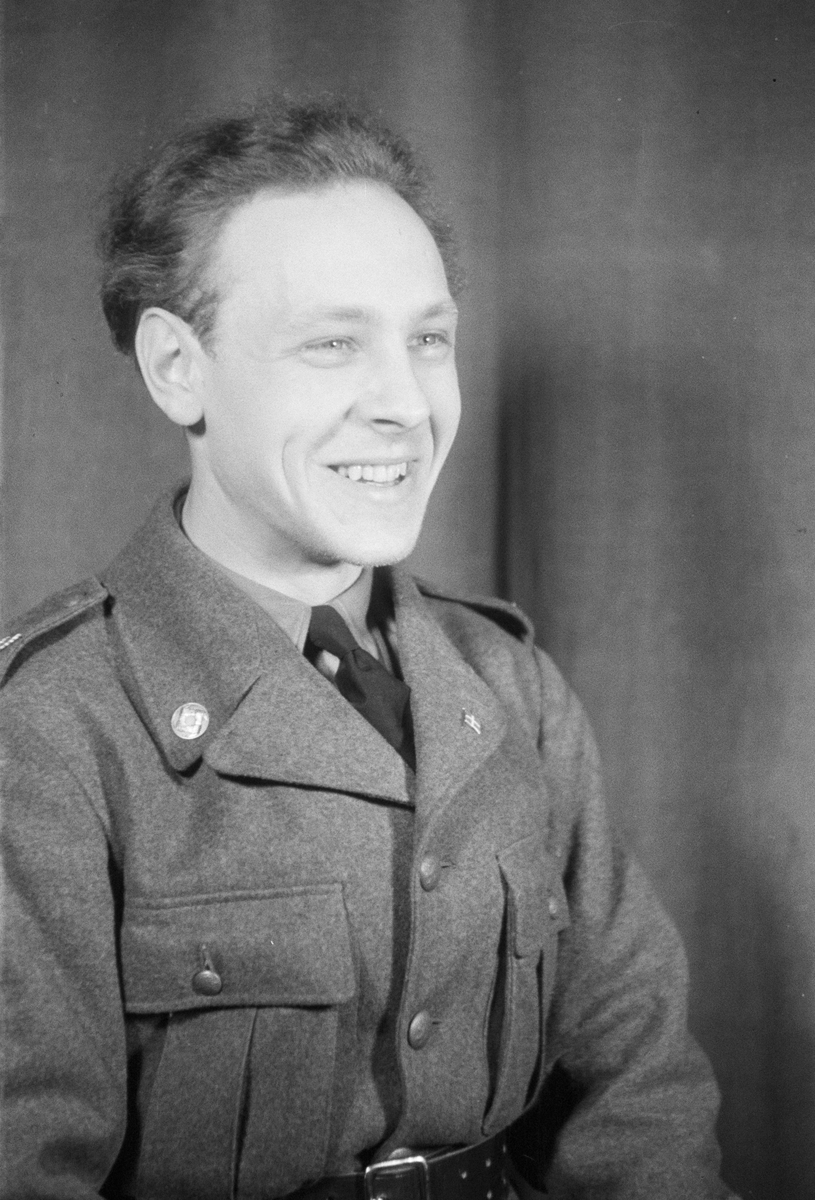 Porträttfoto av soldat Gustav Rune Hedlund (nummer 834), mekaniker vid F 19, Svenska frivilligkåren i Finland under finska vinterkriget, 1940.