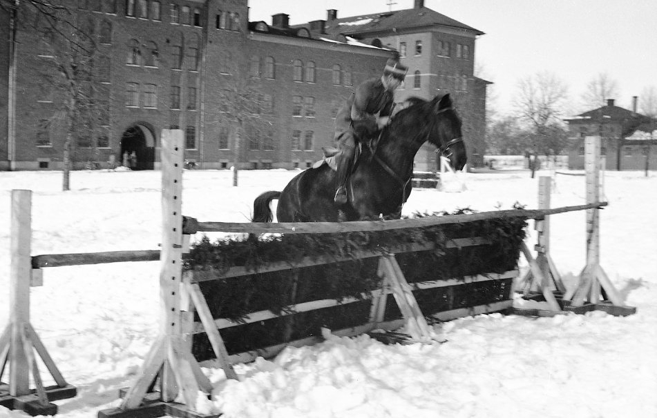 Hästhoppning på kaserngården. Regoff i uniform m/1923.