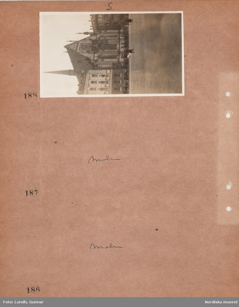 Motiv: Utlandet, Moln 183 - 187, Leipzig 188 - 189 ;
Exteriör av en kyrka, anteckningar på kontaktkarta 187 "Moln" 186 "Moln".