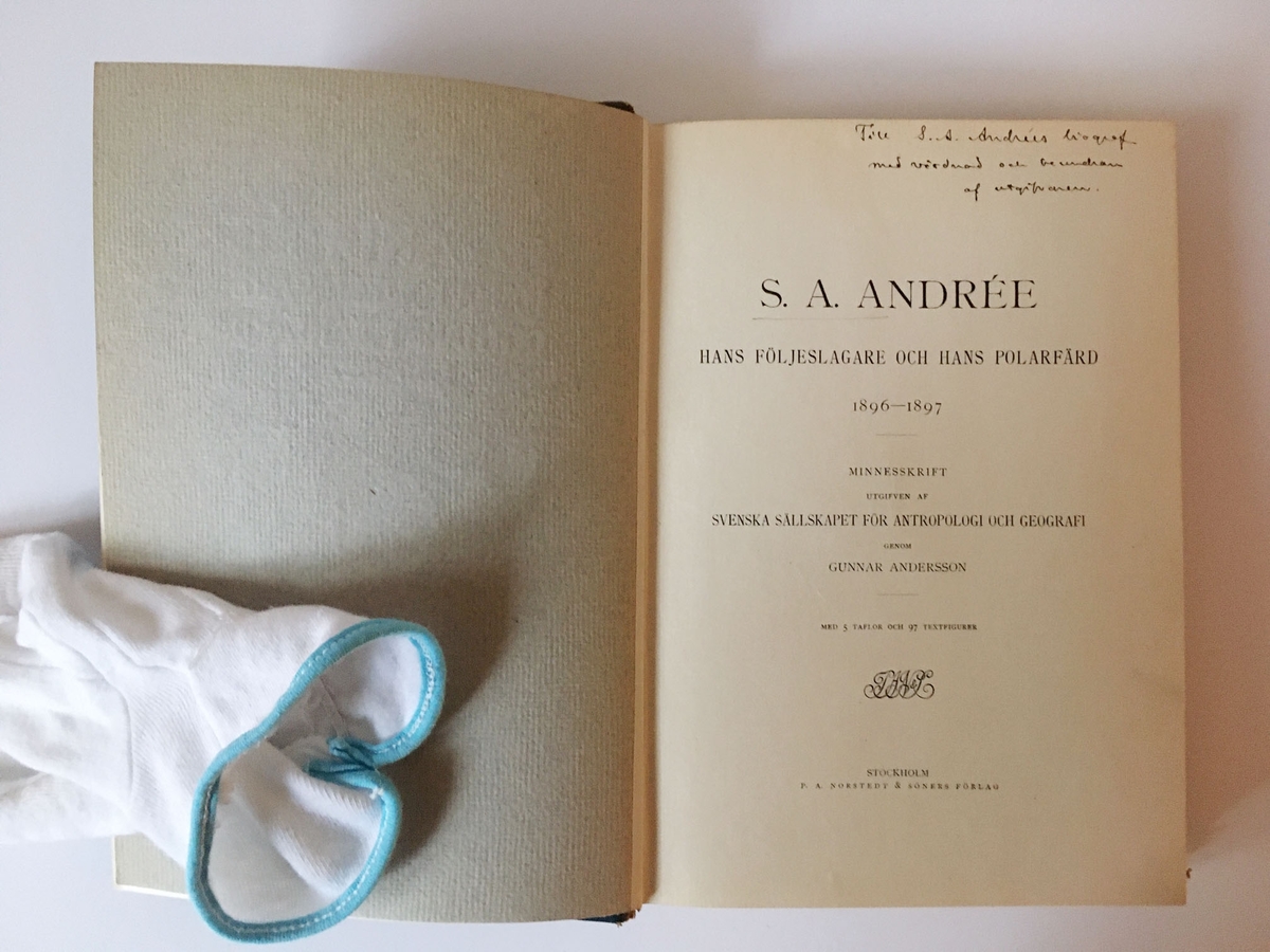 Inbunden bok med ryggtitel: "S. A. Andrée Hans följeslagare och hans polarfärd Minnesskrift", 378 sidor.