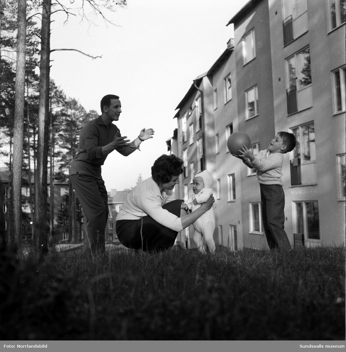 Gösta "Göken" Cederholm, fotbollsspelare i GIF Sundsvall, med fru och två barn i och utanför hemmet på Kungsvägen. Reportagebilder för Bildjournalen.