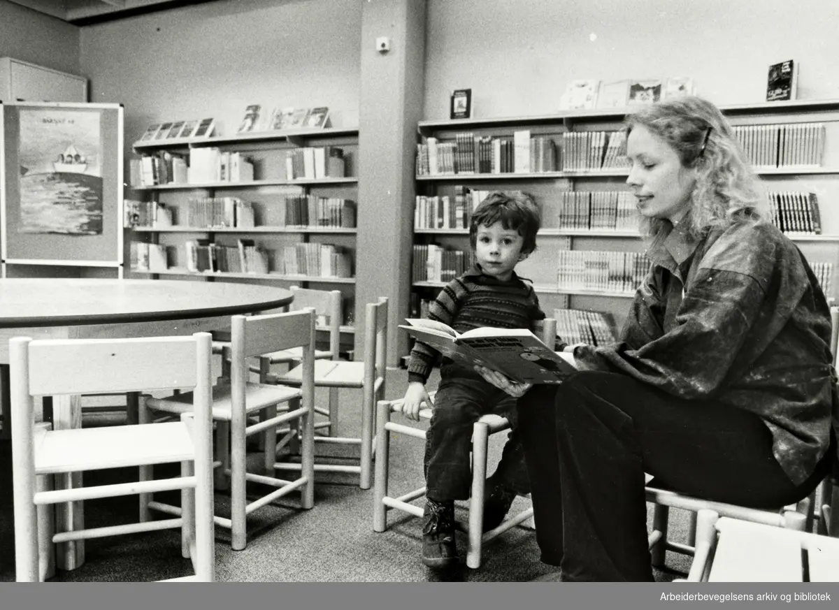 Oppsal samfunnshus. Bibliotekmedhjelper Sissel Sunde Grønstad og to år gamle Espen "prøvekjører" barneavdelingen. April 1979