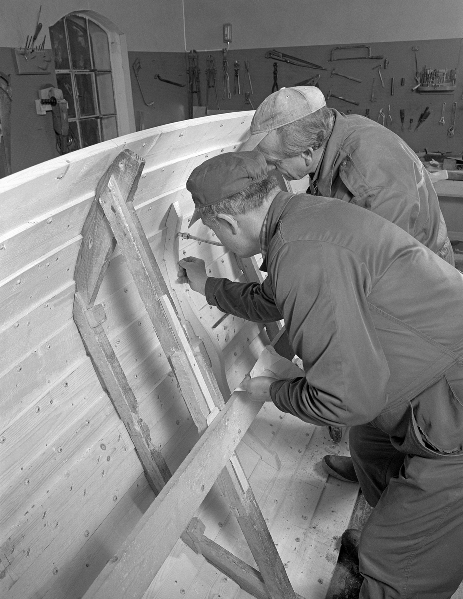 Bygging av fløterbåt (Flisa-båt) Nov. 1984. Glomma fellesfløtnings forenings verksted på Flisa. Trespantene skrues fast.