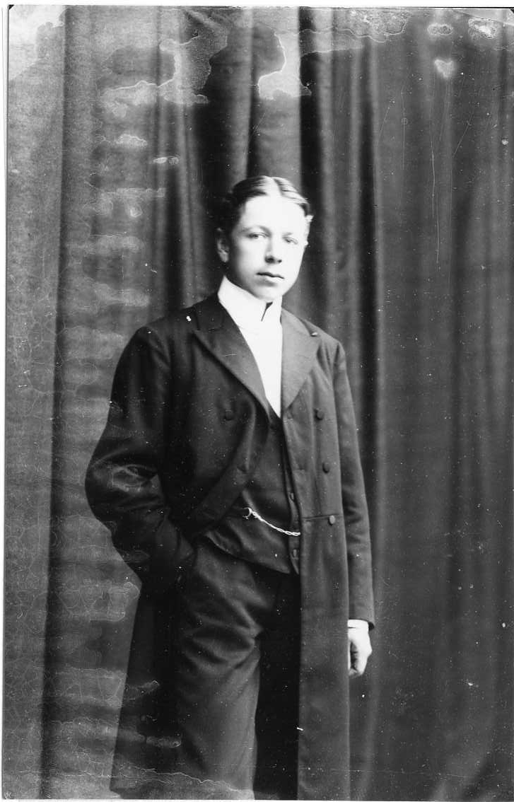 Porträtt av Olle Andersson, en ung man i bonjour och klockkedja i västen.