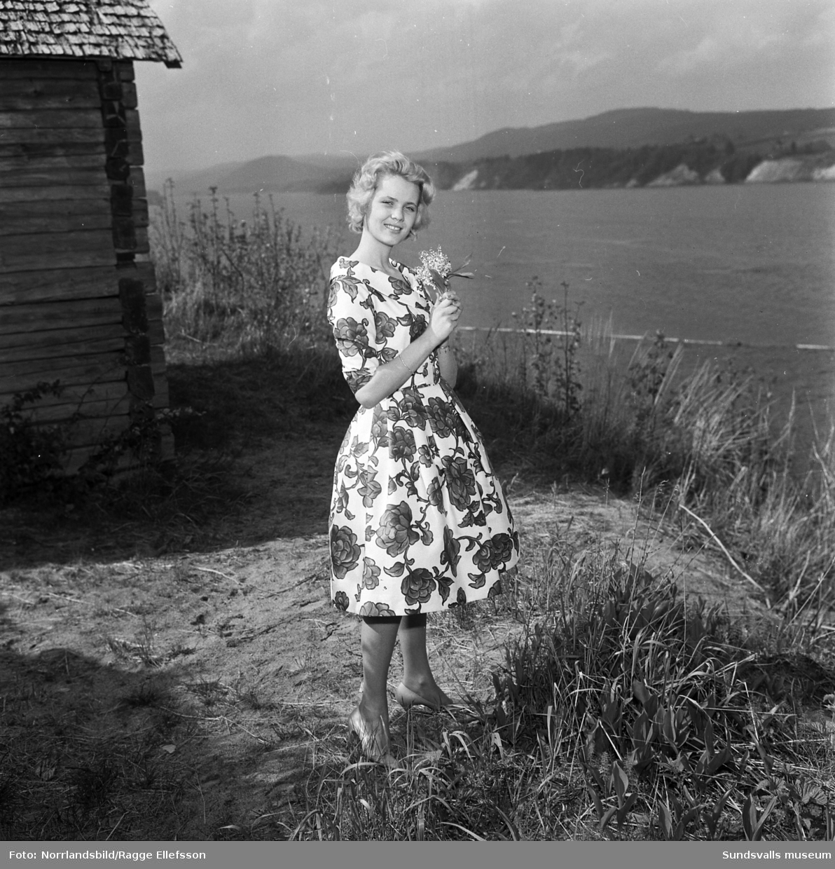 Elisabeth Eriksson, Skönsberg, blev utsedd till Medelpads vackraste flicka 1960. Bilder i hemmet med sina föräldrar, utomhus samt på damfriseringen som är hennes arbetsplats.