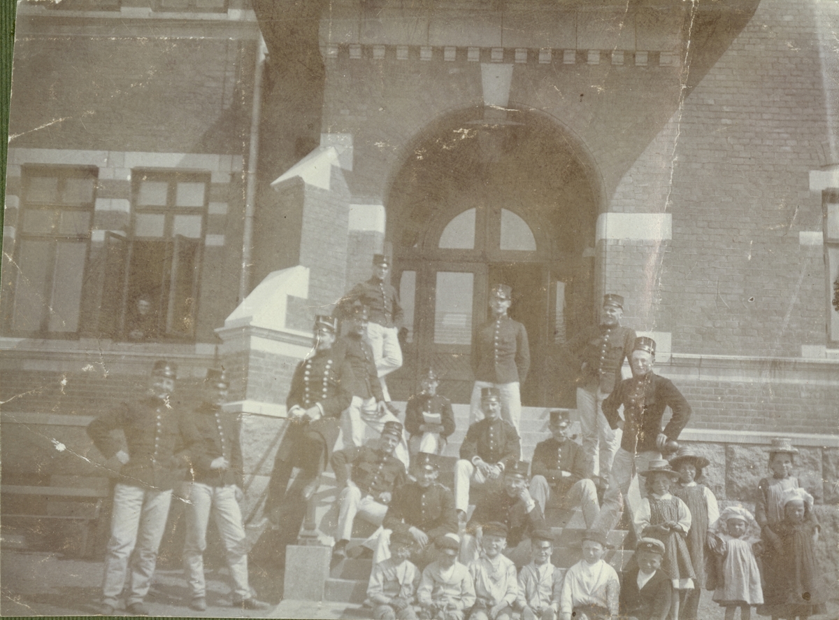 Text i fotoalbum: "Mjölby skolhus, förläggningsort för 3. kadettafdelningen sommaren 1903".