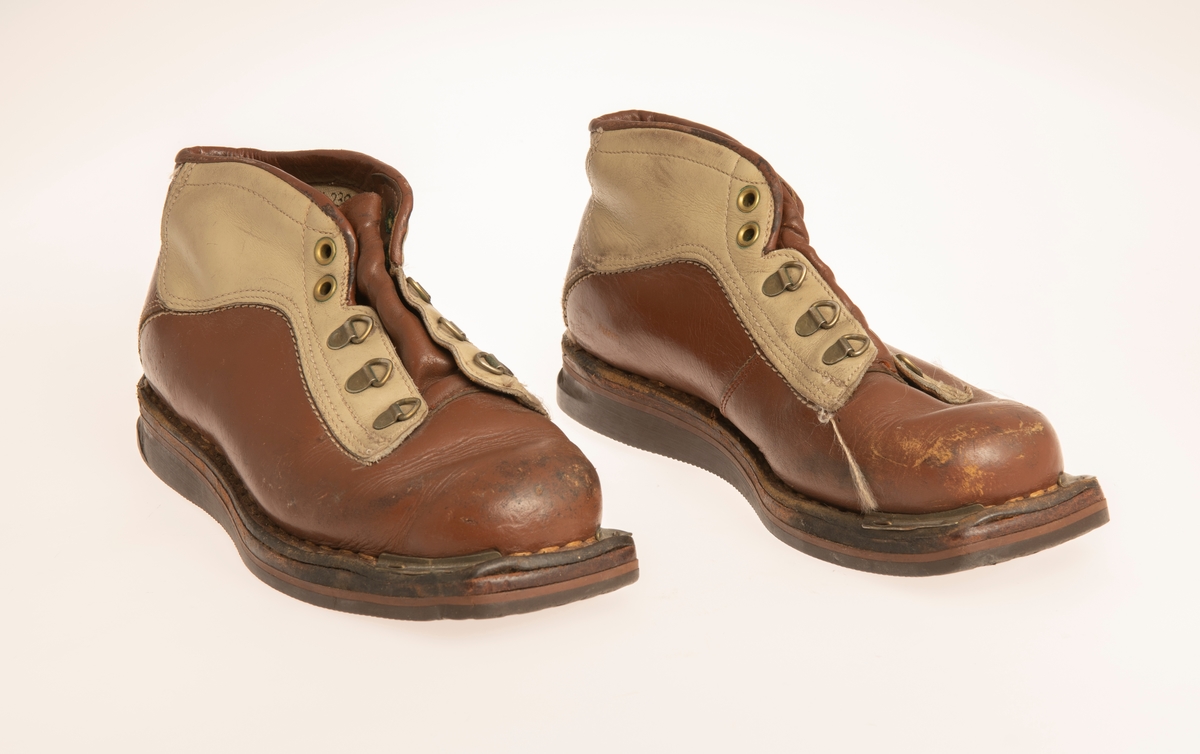Form: Lave støvler med hemper og hull for lisse. 
