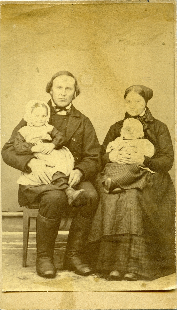 Portrett av familie - Jon (21.5.1834-11.3.1870) og Barbro (4.2.1833-7.1.1917) Storeggen og barna Anne (13.1.1867-12.5.1956) og John (27.3.1869-???)