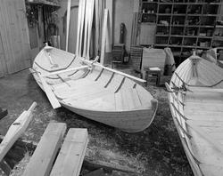 Spissbåt (Flisa-båt) med årer. Tverrendebåt. Glomma fellesfl