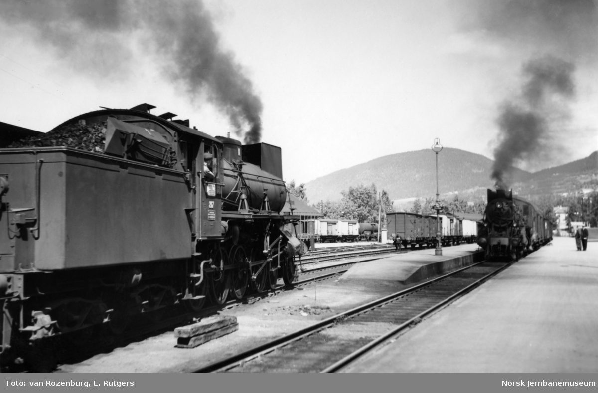 Damplokomotiv type 26a nr. 217 (til venstre) og damplok 26c nr. 435 med godstog på Lillehammer stasjon