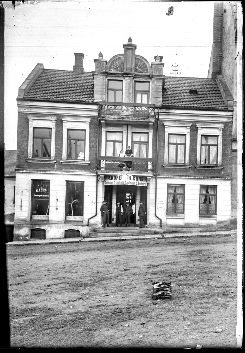 Torggata 4 i Moss, tidligere gateadresse var Gudes gate 1b. 
H. Kure Sadelmager & Tapetserer.
Gateadresse Gudes gate 1B  ifølge Adressebok for Fredrikshald, Fredrikstad, Moss, Sarpsborg 1911-12.