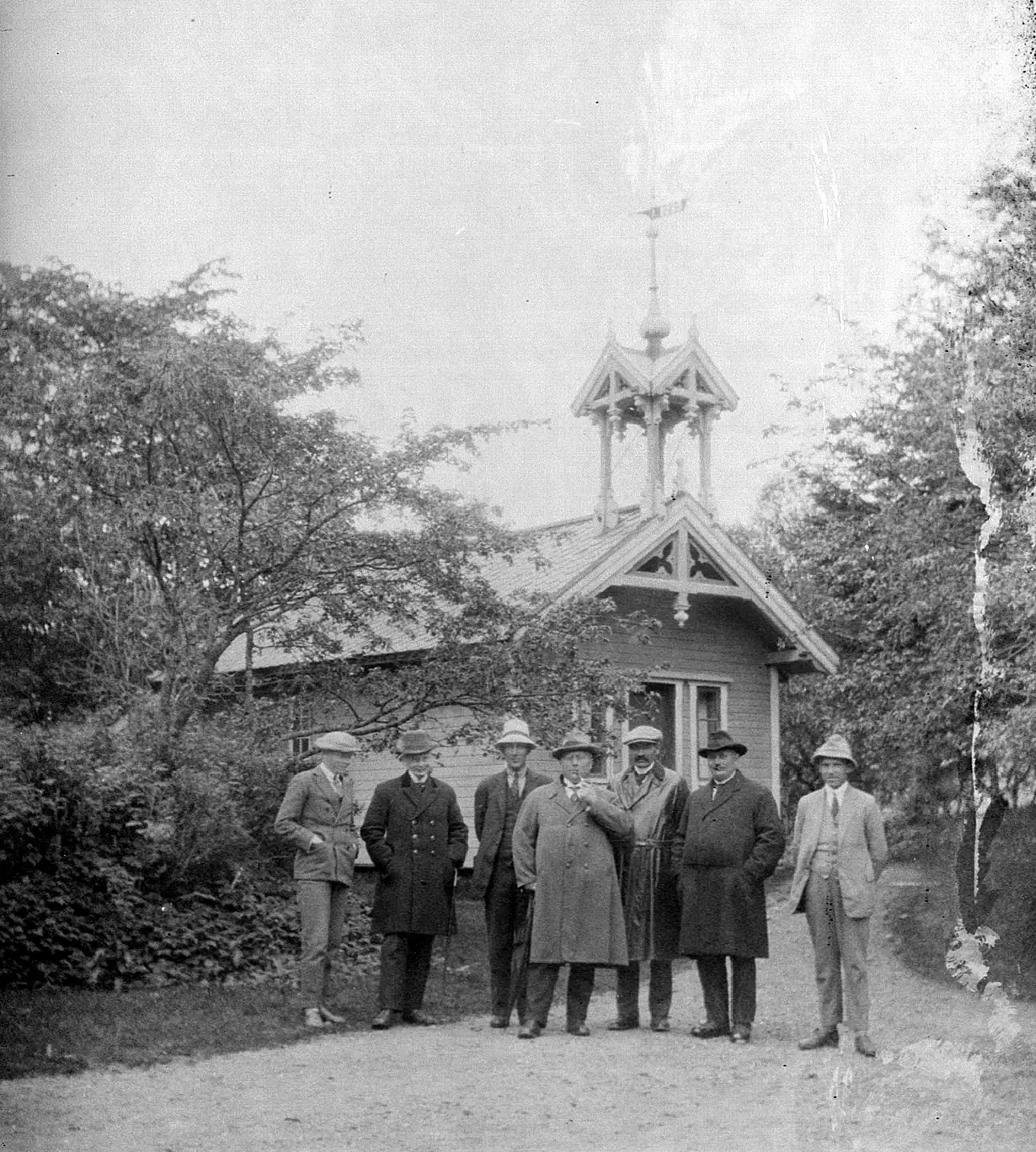 Employees of the Norwegian Mission for the Homeless in front of building with bell tower at Svanviken.