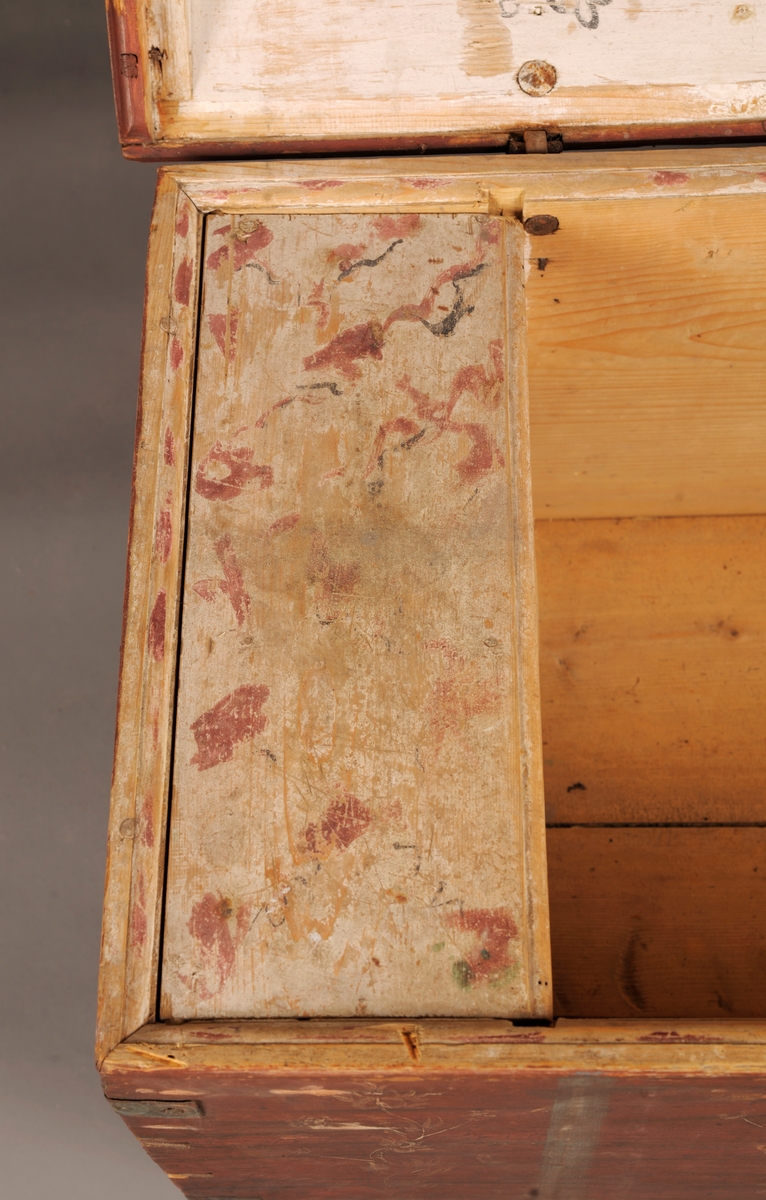 Klekiste med svakt hvelvet lokk, tvers over lokket to jernbånd. Forside og lokk er dekorert med simpel rosemaling på rødbrun bunn. Innvendig på lokket er malt en stor ranke.