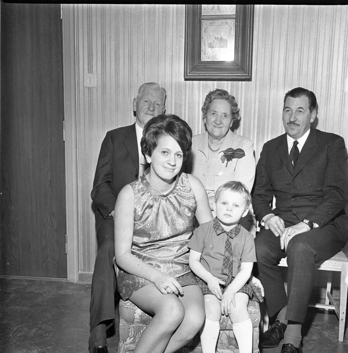 Gruppbild med fyra generationer Edberg. De äldre A T och Signe Edberg