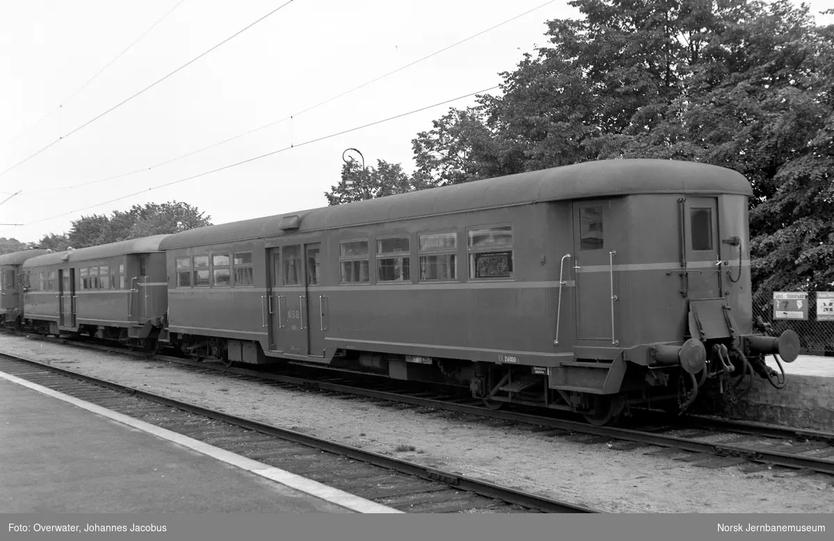 Mellomvogn litra Co4d nr. 18841 (nærmest) og styrevogn litra CFo4b nr. 18643 på  Kristiansand stasjon