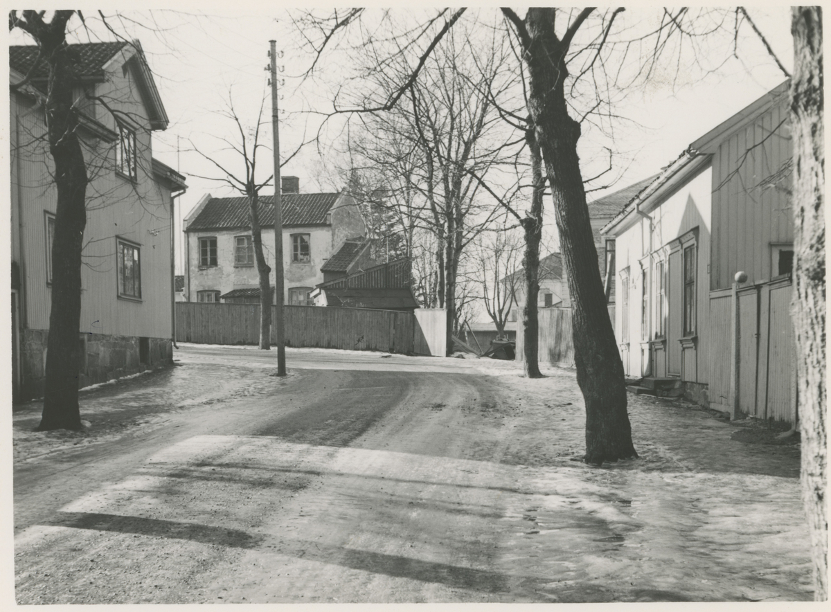 19. februar 1953.
Fotograf har stått i Løkkegata.
Detaljer:	Gammelt nummer 1 til høyre, 23 til venstre og 8a/b i front.
Historikk: Nummer 8 og 1 er revet i dag.
