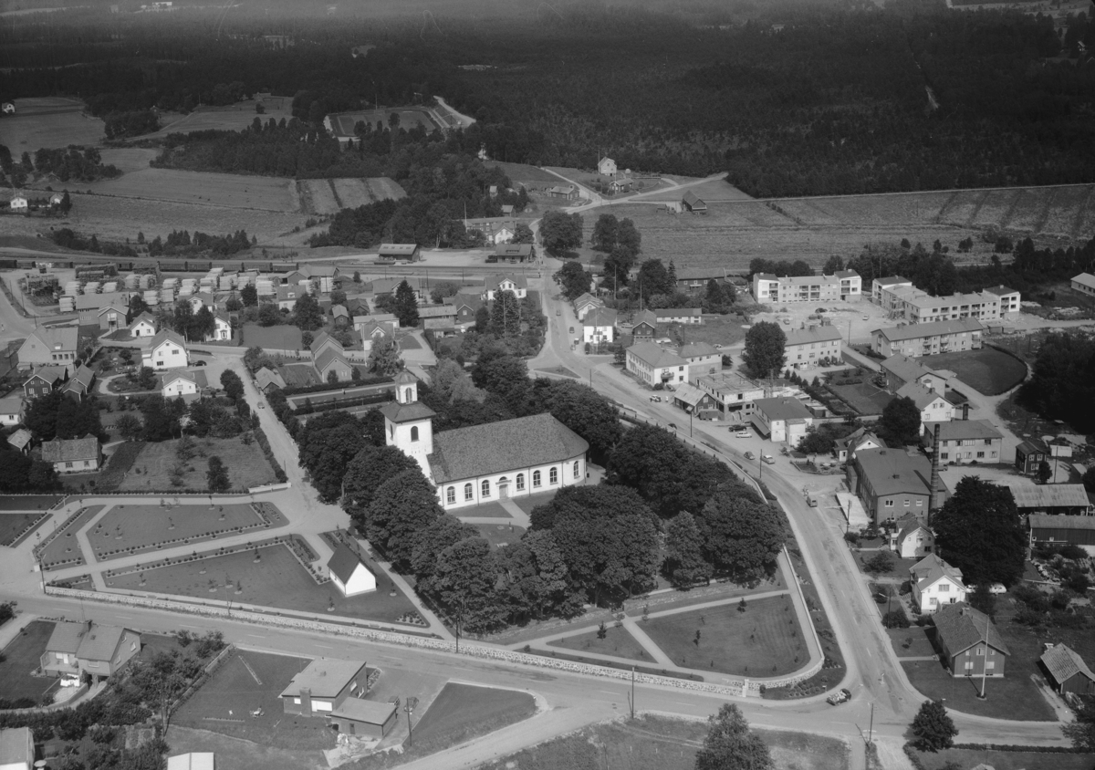Flygfoto över Bredaryd i mitten av bilden ser man Bredaryds kyrka i  Värnamo kommun, Jönköpings län. 1140/1963