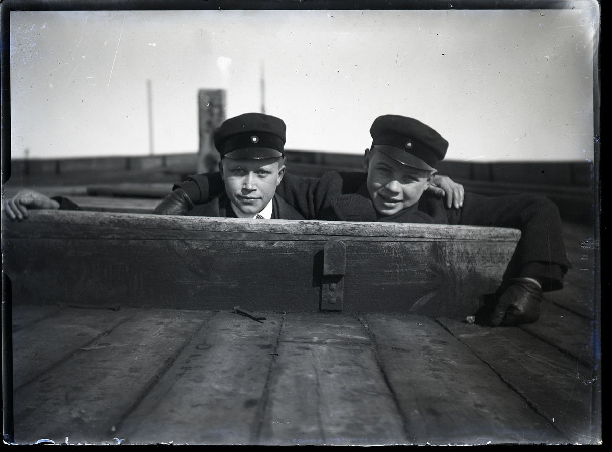 Albert Andersson och Hilding Agrell på båt.