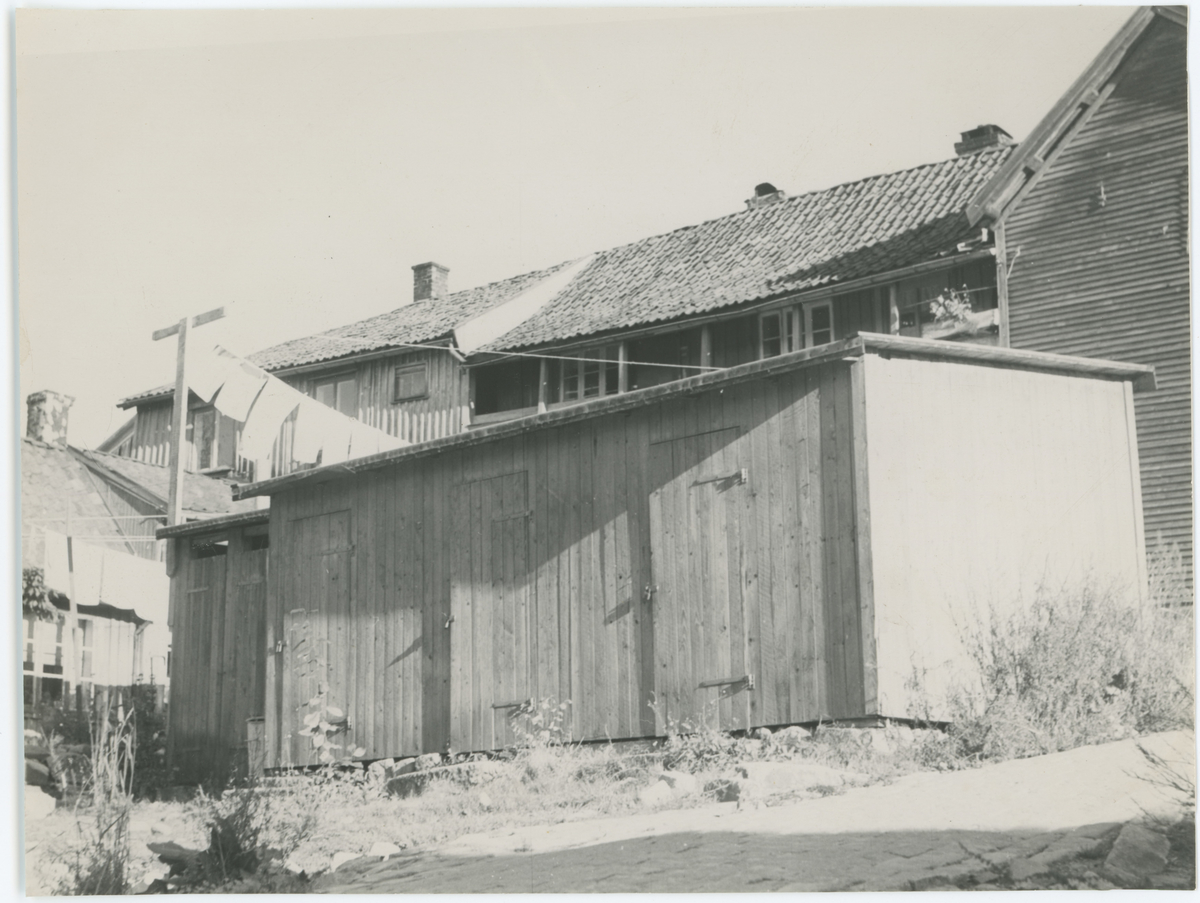 Fotograf har stått i gårdsrommet.
Detaljer:	Kongens gate 8 - "Familiekroken".
Historikk: Oppført før 1800. Revet 15. oktober 1962.