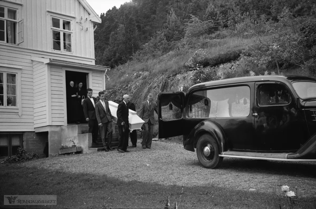 "Kr.Hoels gravferd".Fra Kristian Hol f.28.12.1870 d.07.08.1958 sin begravelse..Begravelsesbilen er en Ford V8 1936 med registreringsnummer T-2167.