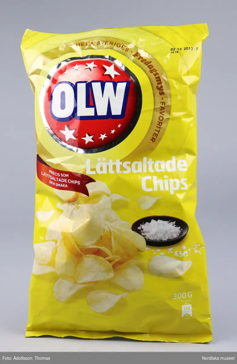 En gul chipspåse av mjukplast som tillverkas för att innehålla 300 gram lättsaltade chips. På framsidan sitter OLW:s logga i vitt och rött.  På påsens framsida står:
"HELA SVERIGES Fredagsmys * FAVORITER
PRECIS SOM LÄTTSALTADE CHIPS SKA SMAKA
Lättsaltade Chips 
300 g"

Lena Kättström Höök 2014-01-10