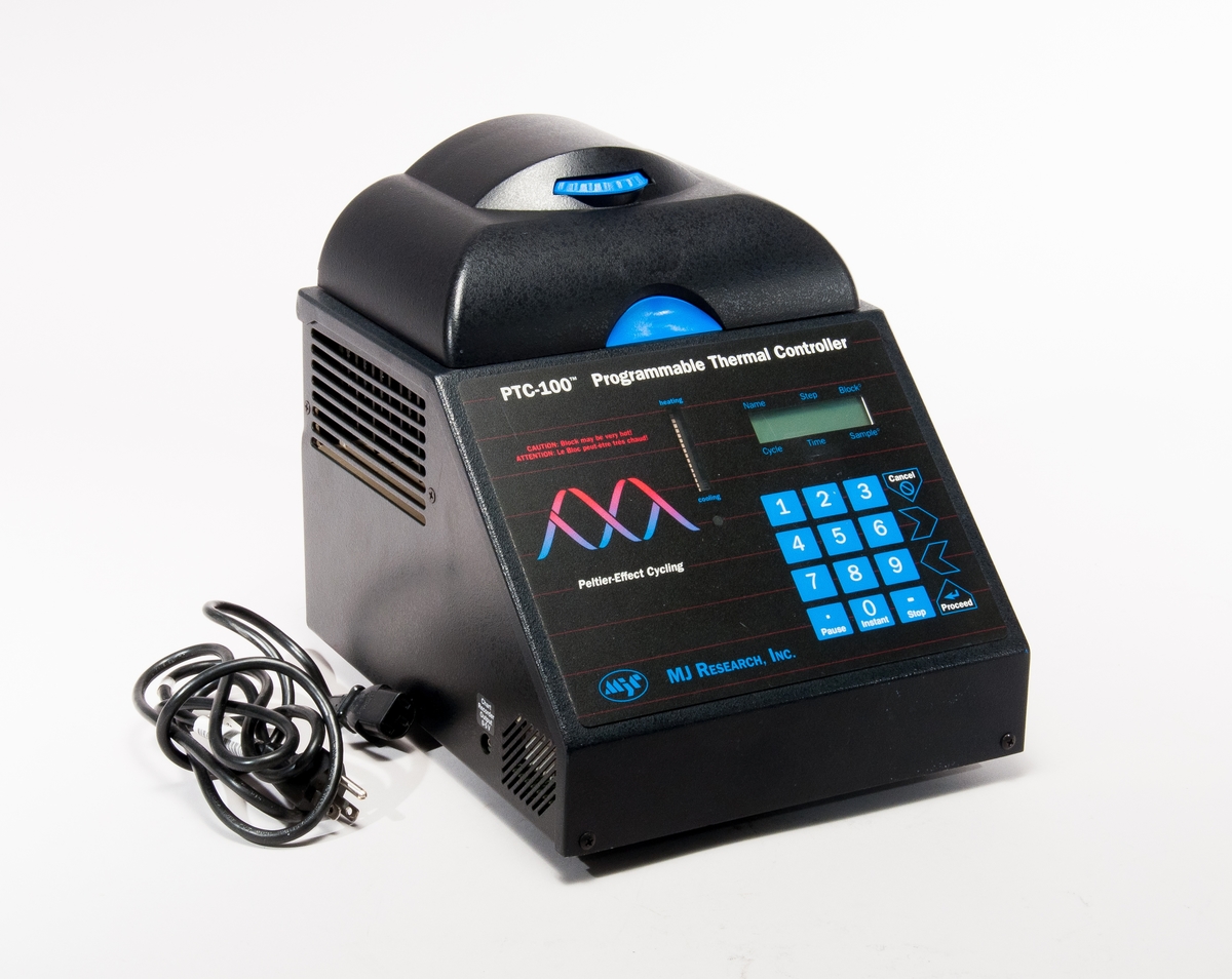 PTC-100 Programmable Thermal Controller med plats för 96 pipetter, för anslultning till 110-240 V 50-60 Hz, med apparatsladd för 110V. Tillverkningsnummer 22483. 
Lock HBA-1960 med inbyggd värmekontroll (peltierelement) som ansluts med sladd till PTC-100, Tillverkningsnummer B11502. 
Begagnad.
