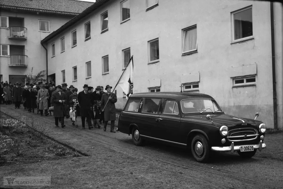 "Våren 1964. Gravferd Kosberg"..Begravelsen til Peder Olaus Kosberg f.24.09.1871 d.24.02.1964..Peugeot 403 begravelsesbil.