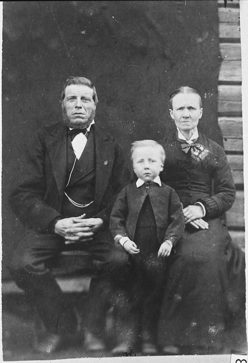 Anders Pedersen Grønhovd og Kjersti Helgesdatter Grønhovd med sønnen Nils. Ant. 1880-årene.