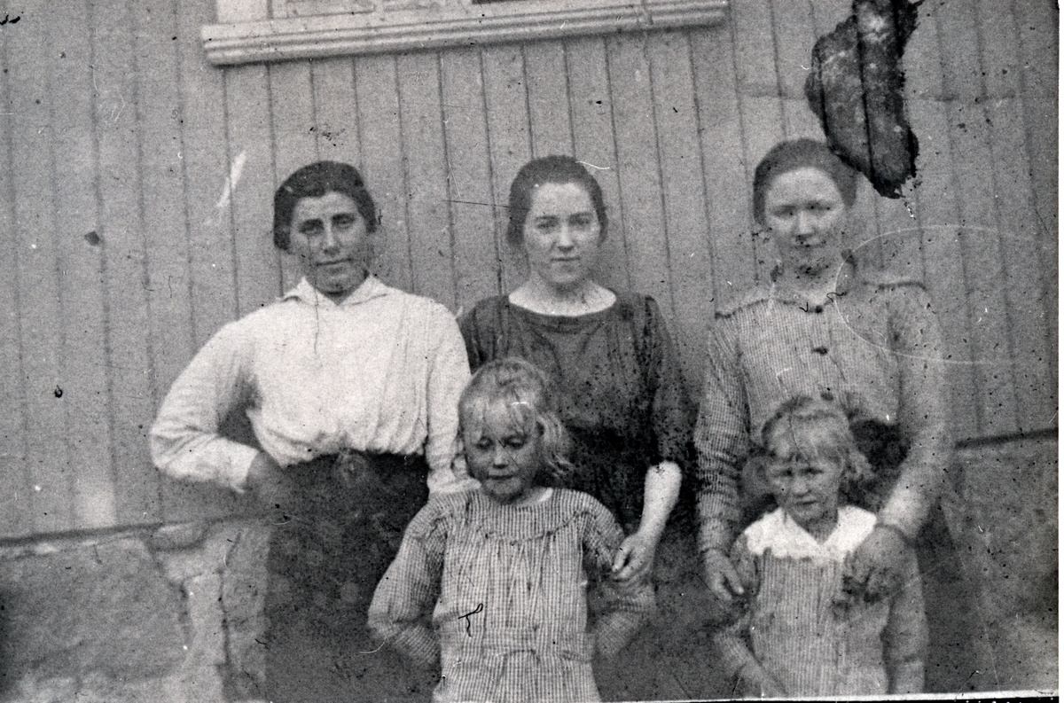 Gruppebilde av tre kvinner og to barn. Grunnfarnes i Torsken ca.1915.