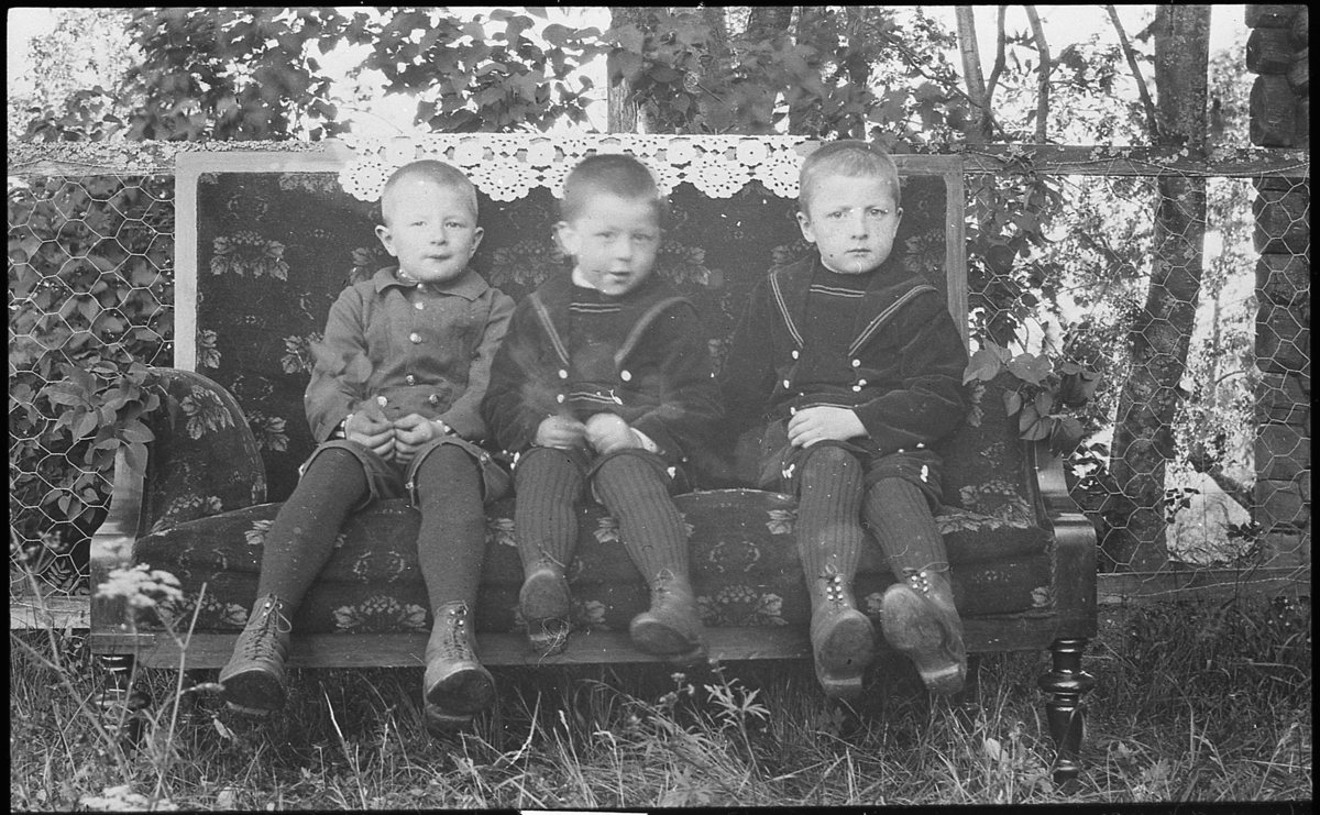 Tre smågutter på Østre Blekaberg (Blegeberg), rundt 1920; Nils Olsen Albjerk, Arne Olsen Albjerk, Gunvald Olsen Albjerk. 