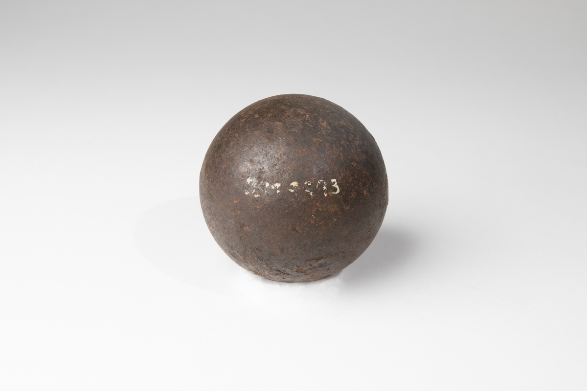 Kanonkula av järn av 1600-1700-talstyp, 6 pundig.