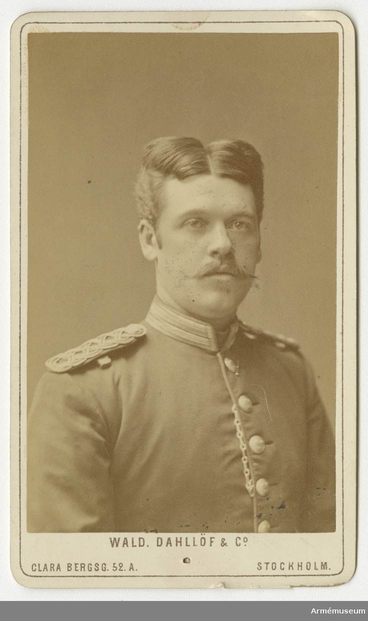 17 st porträttbilder av officerare från Andre livgardet/Göta Livgarde.