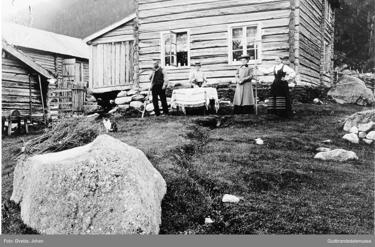 Frå Systunkveen. 
F.v.: Sylfest Eide (f. 1882), Grete Krogstad, Marit Øvstås (f. Bustad 1879) og Kari Eide (f. Forberg 1885)