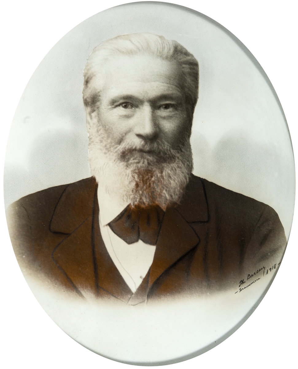 Portrett mann. Hans Larsen Jørstad, født 25/12-1833 på Fåberg. Død 13/1-1918 i Drammen.
