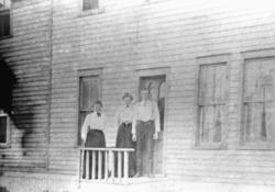 Tre personer står på trappa til huset i Reilroad, Duluth, Mi