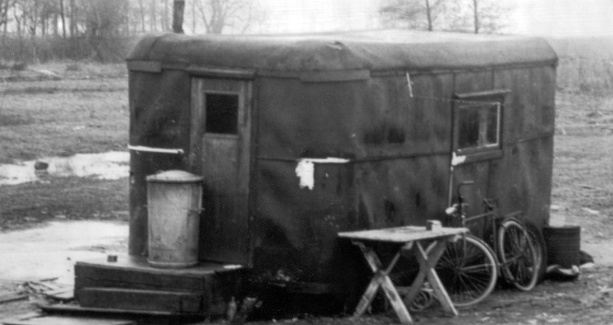 En husvagn tjänar som bostad åt en romsk familj.  Ända fram till 1960-talet levde de flesta romer i Sverige under påtvingat kringresande och saknade fast bostad.