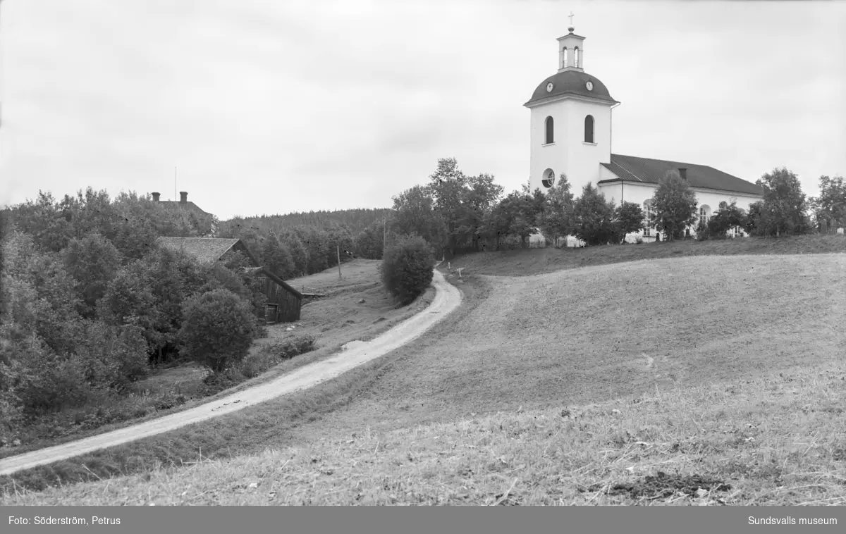 Vyer med Indals kyrka. Bild 1 tagen vid sockenstugan mot sydost.