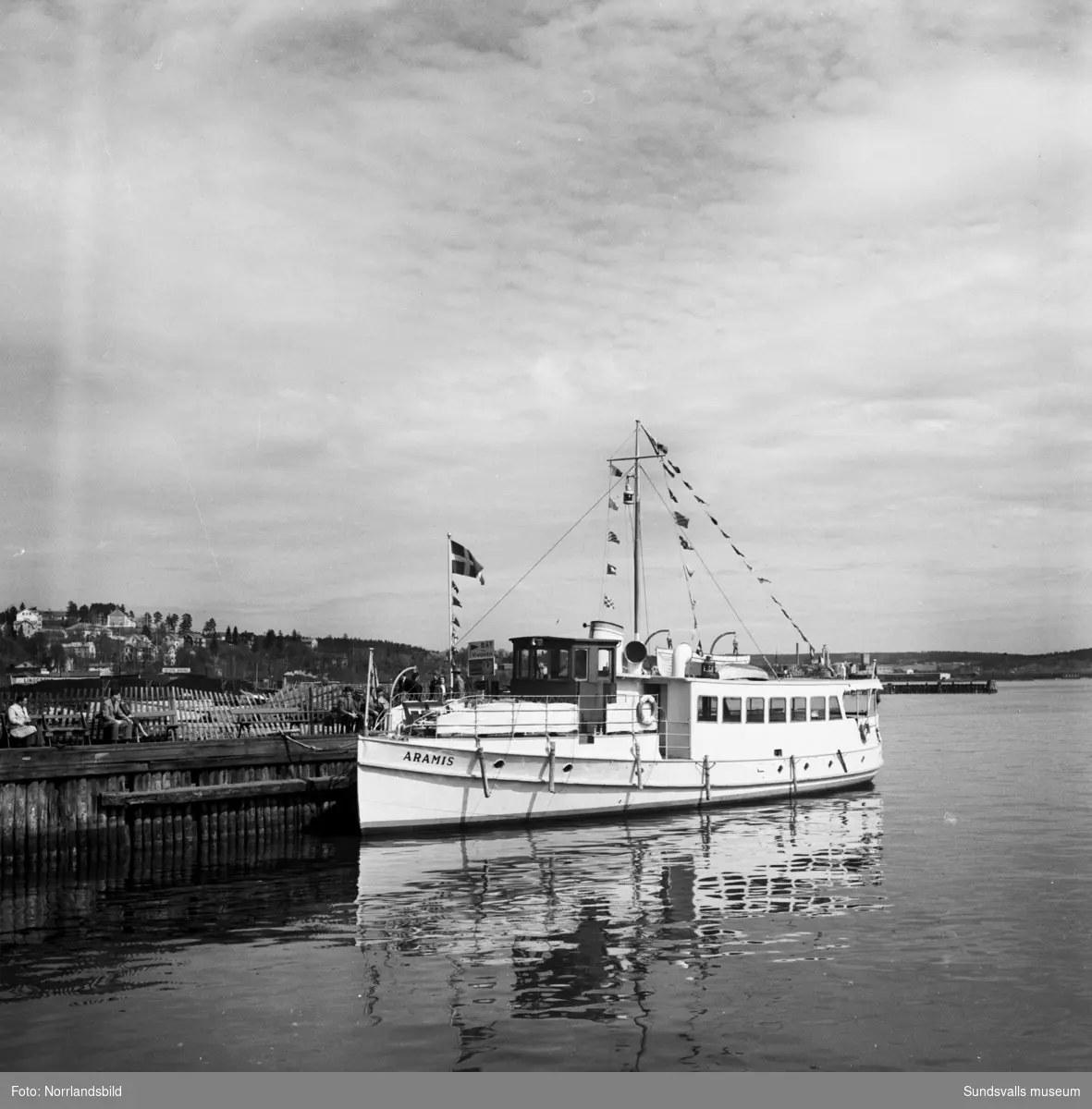 Passagerarbåten Aramis avgår från hamnbassängen mot Vindhem. Med på resan är Gunnar Wilöf.