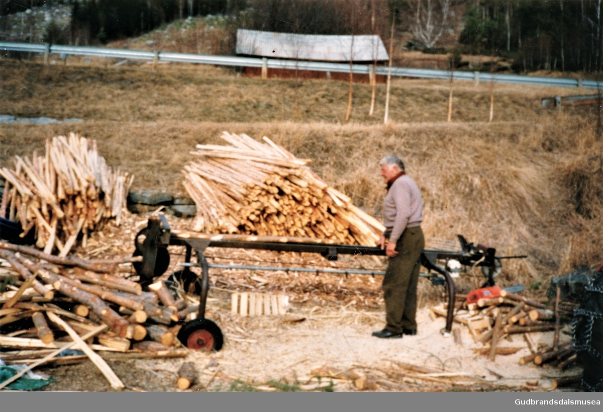 Peder Skrinde (f. 1920) kløyver skigardsved.
Han har sjølv konstruert kløyvaren
