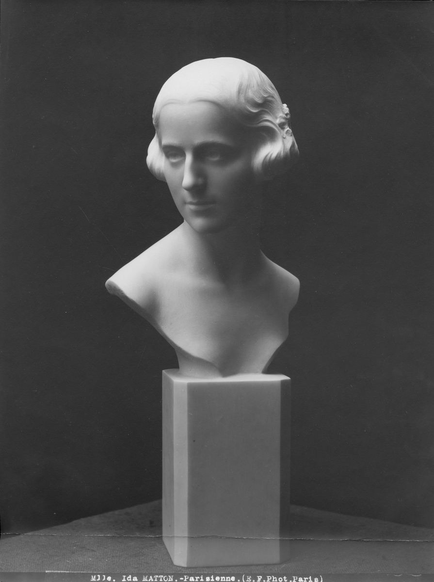 Skulptur av Ida Matton. Kvinnoporträtt.