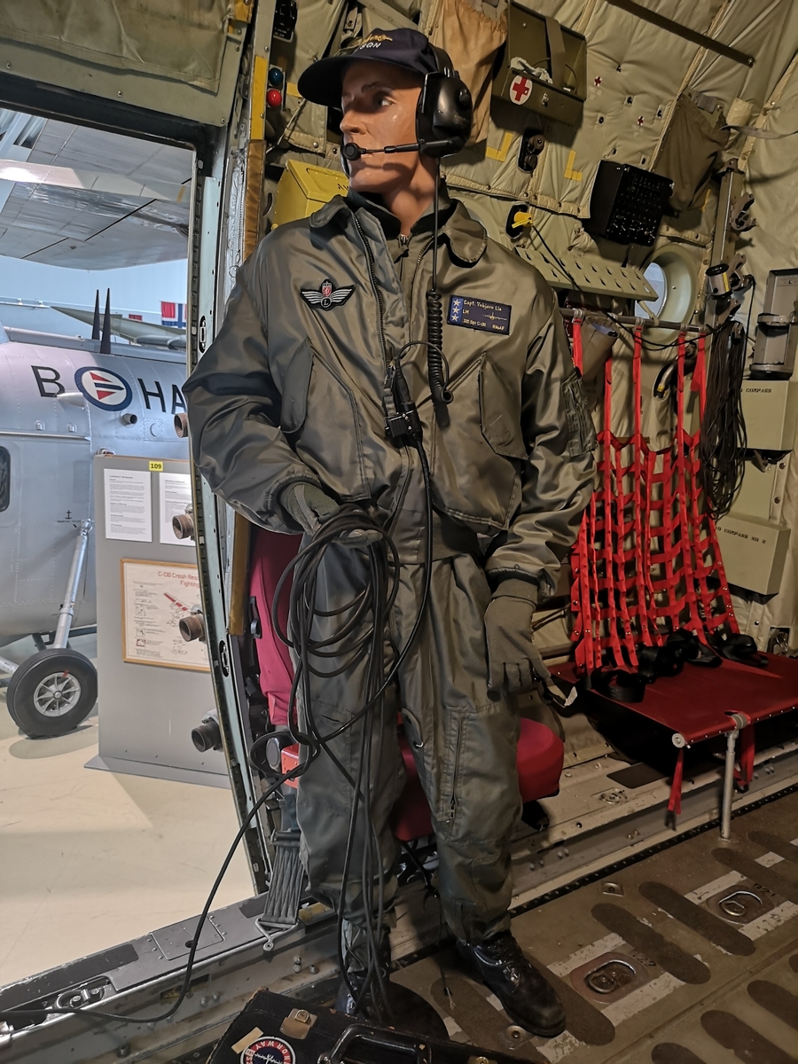 Flightsuit for Loadmaster med headset og caps, påmontert dukke