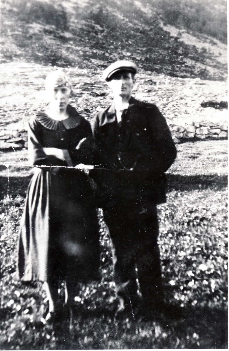 Magna Andreassen og Birger Solvang fra Søndre Torsken, ca.1920.